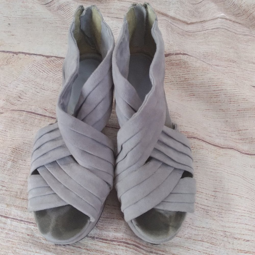 Divided by H&M gray wedge sandals size 6